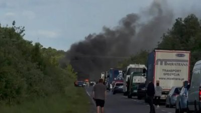 На Львівщині горить автомобіль (ВІДЕО)