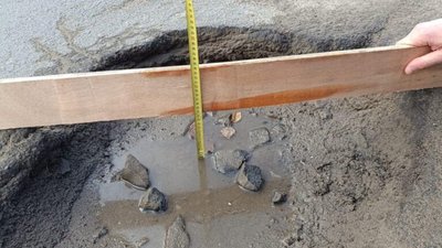 У Львові на одній з вулиць утворились величезні ями (ФОТО)