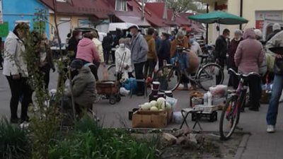 На Львівщині вулиці райцентру під час карантину перетворилися на базар (ФОТО)