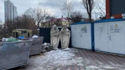 У Києві викинули на смітник велику статую Діви Марії (ФОТО)