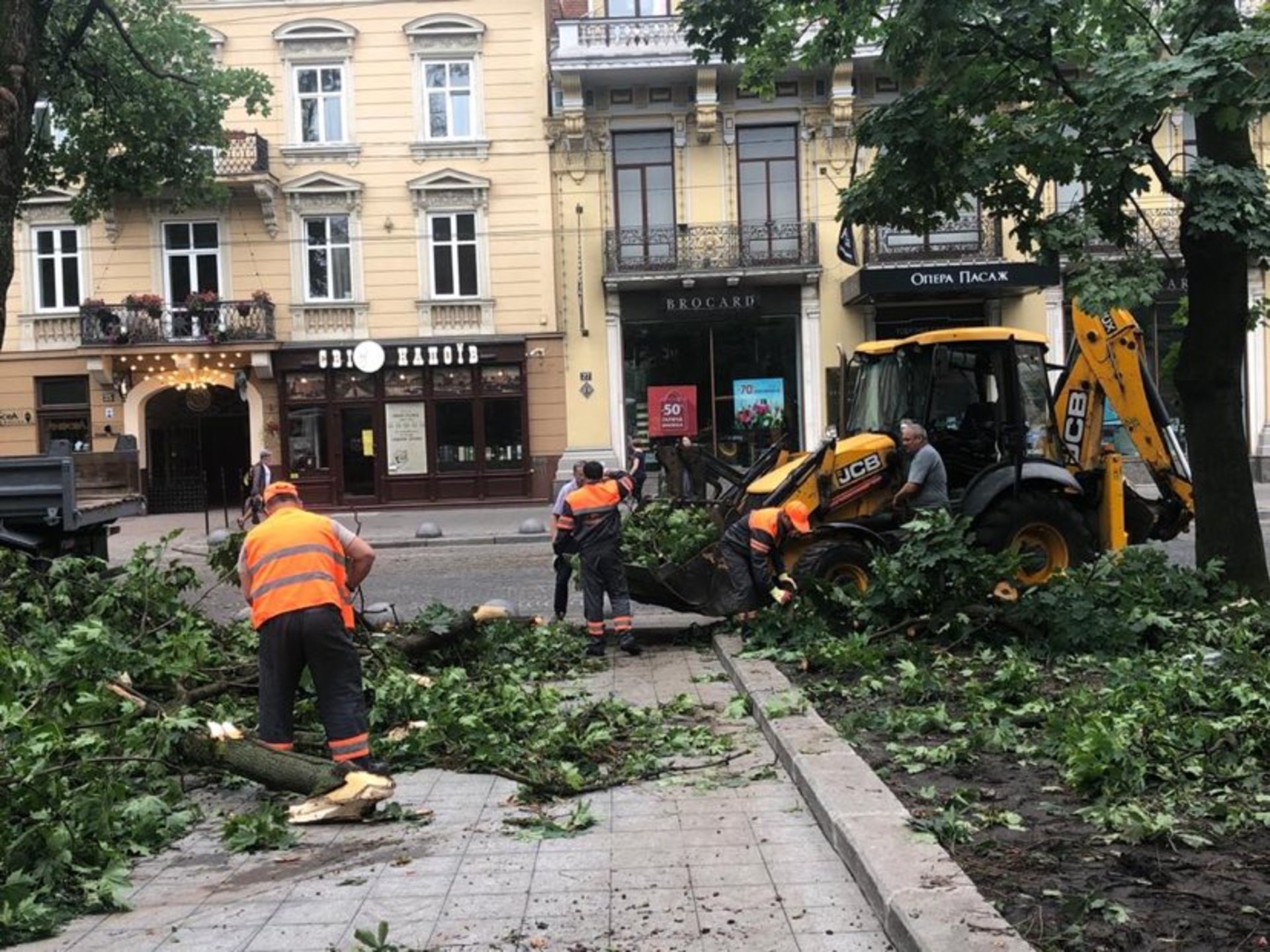 У Львові ліквідовують наслідки негоди, фото ЛМР