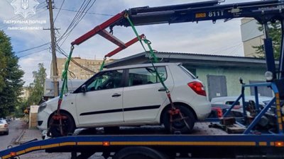 У Львові пʼяний водій мало не збив дитину і пошкодив автомобілі