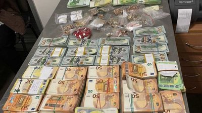Львівські митники вилучили у двох іноземок ювелірні вироби і валюту на суму понад 15 мільйонів гривень (ФОТО)