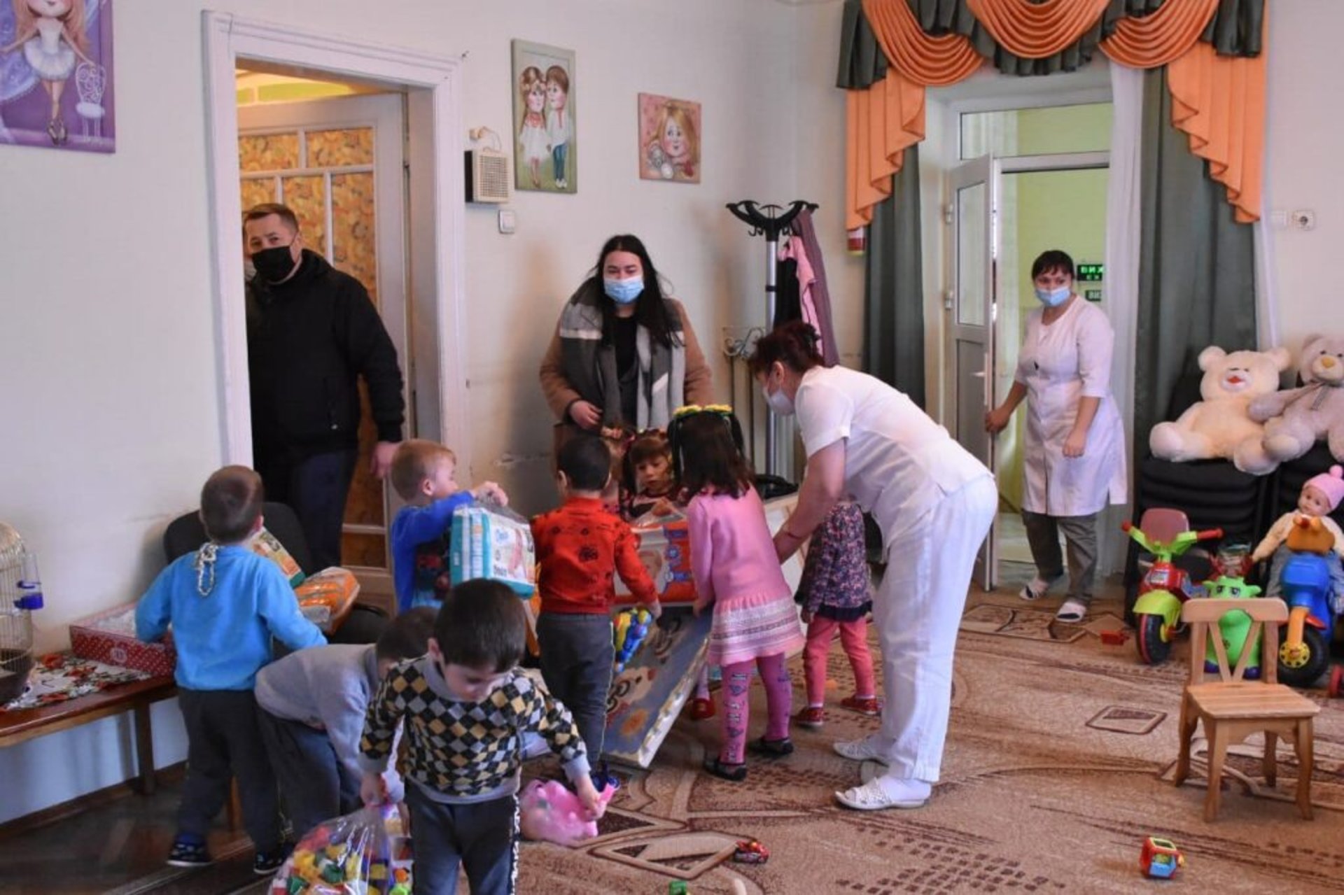 У Львові депутати відвідали кілька дитячих будинків, фото ЄС Львів