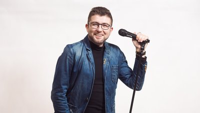 Приймати душ під наглядом: Олександр Біденко презентував дебютний відеокліп