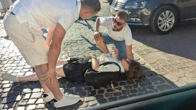 У Львові автомобіль збив дівчину на самокаті