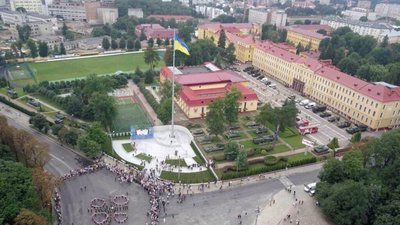 На території Академії Сухопутних військ за 12 мільйонів гривень встановили найбільший флагшток області (ФОТО)