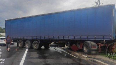 На трасі "Київ - Чоп" вантажівка перекрила дорогу (ФОТО)