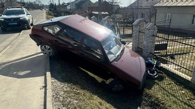 У Львові автомобіль злетів з дороги (ФОТО)