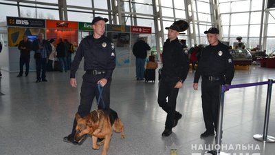 Аеропорт «Львів» посилено патрулюють поліція та кінологи (ВІДЕО)