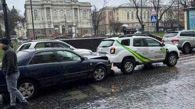 У центрі Львова ускладнений рух транспорту (ВІДЕО)
