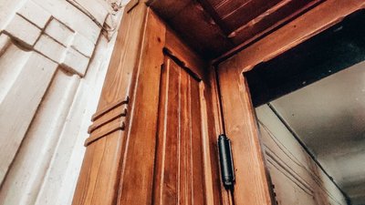 У Львові відновили історичні двері-віяло на вул. Глибокій