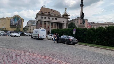 У Львові повідомили, що біля пам’ятника Міцкевичу стоїть замінований автомобіль (ВІДЕО)
