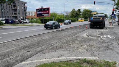 У Львові на Липинського зрізають перший шар асфальту (ФОТО)