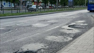 У Львові на виділеній смузі для маршруток утворились великі ями