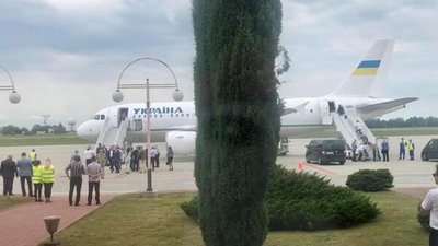 Борт Зеленського влаштував колапс в аеропорту Львова (ФОТО)