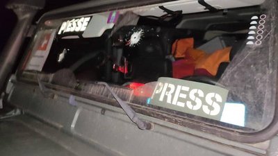 Обстріляли автівку журналіста зі Швейцарії