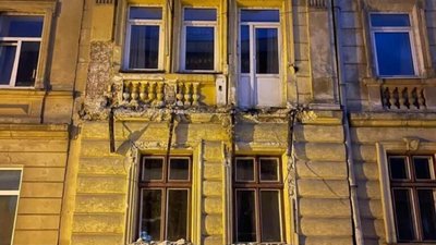 Господарка Садового: у центрі Львова обвалився балкон (ФОТО)