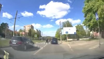 У Львові водій збив двох людей на пішохідному переході (ВІДЕО)