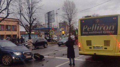 Запчастини на дорозі: у Львові сталася масова ДТП (ФОТО)