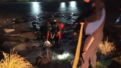 Біля ресторану у Львові троє чоловіків провалилися під кригу: один загинув (ФОТО, ВІДЕО)
