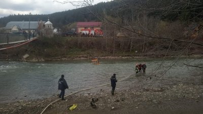 На Івано-Франківщині врятували водія трактора, що тонув посеред річки (ФОТО)