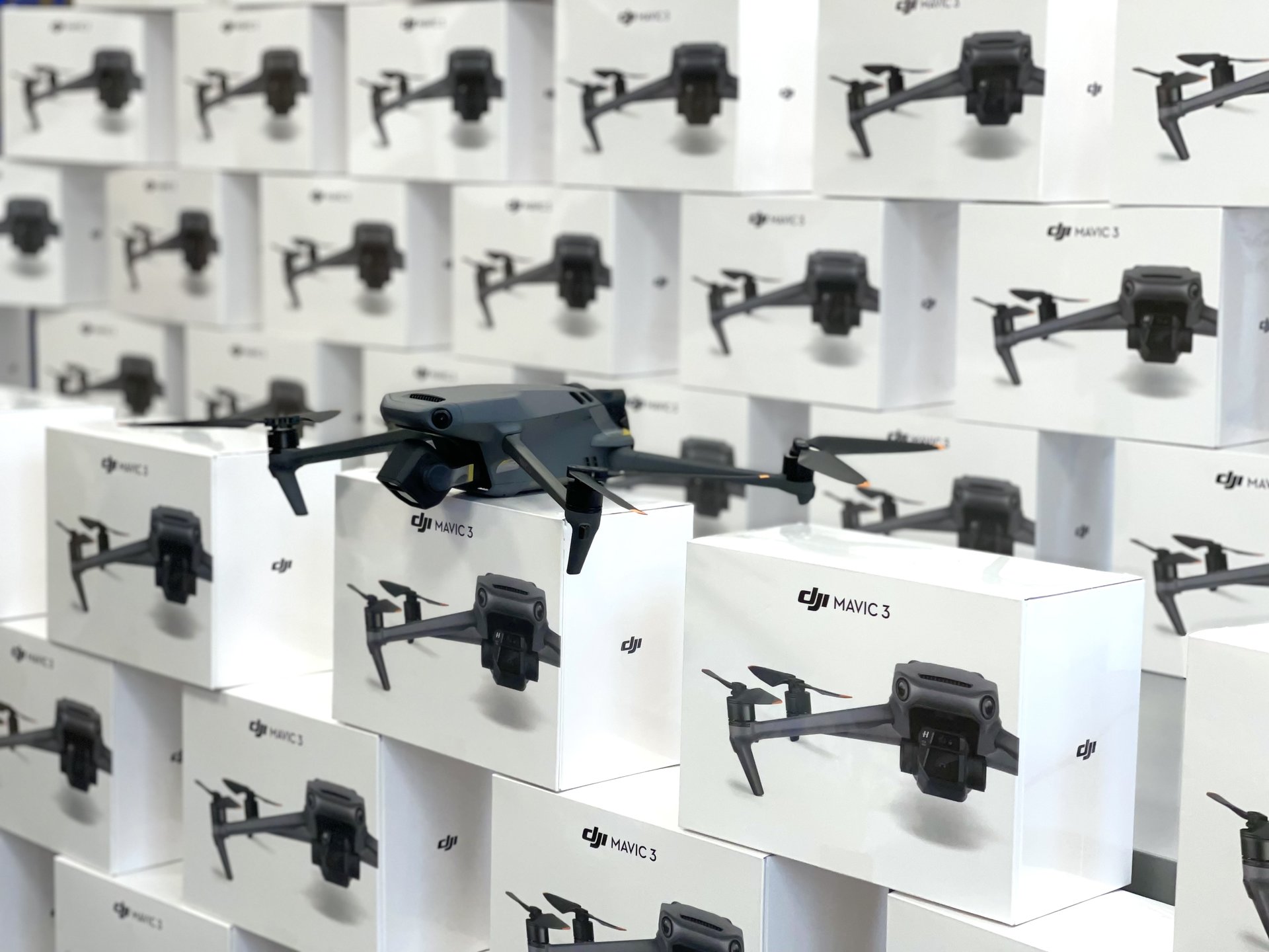 Львівські волонтери придбали 156 дронів Mavic DJI для ЗСУ