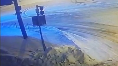 Як у Львові пішоходи втікають від водіїв, які дрифтують на нічних вулицях міста (ВІДЕО)