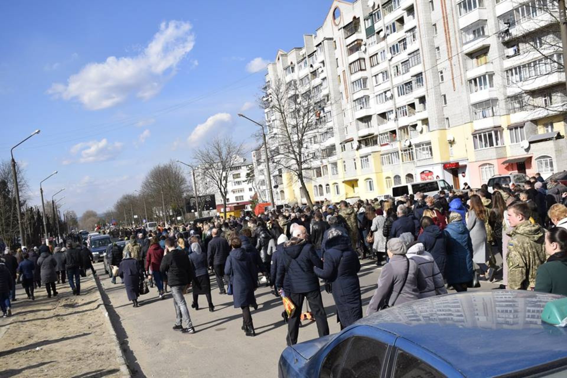 Як на Львівщині тисячі людей провели в останню путь Героя України. Фото: Яворівська РДА.