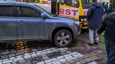 У центрі Львова автомобіль влетів у маршрутку (ФОТО)