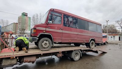 У Львові за борги забрали рейсовий автобус (ВІДЕО, ФОТО)