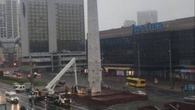 У Києві демонтують радянську зірку (ФОТО)