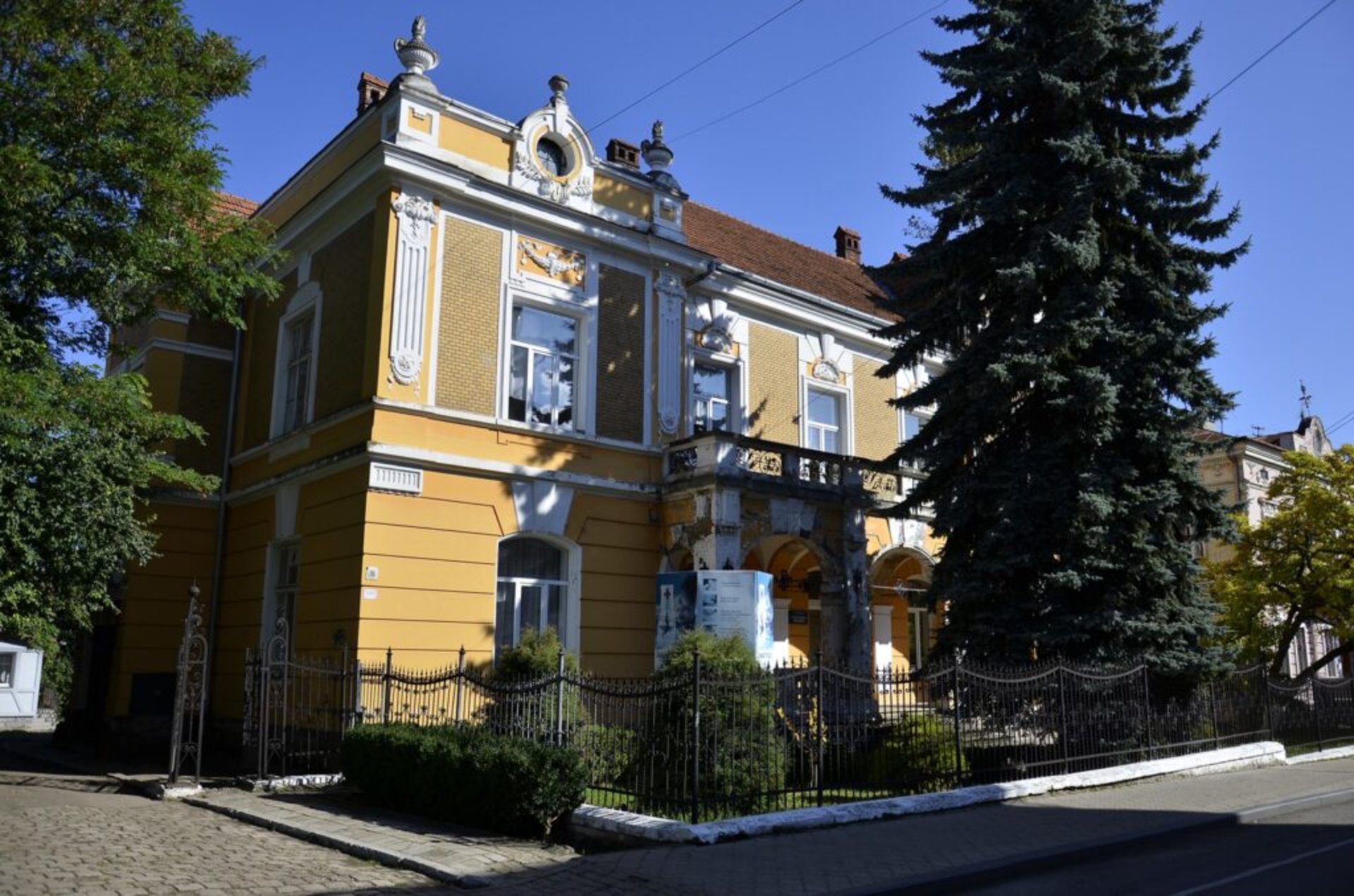 У Дрогобичі руйнується старовинна вілла, фото Дрогобич інфо