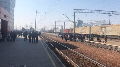 У Фастові заблокували рух залізничного транспорту з вимогою відновити рух електропотягів