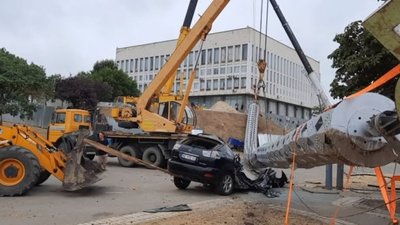 У Херсоні флагшток впав на Lexus чиновника, який відповідав за його встановлення (ФОТО)