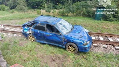Біля Львова автомобіль вилетів на колію (ФОТО, ВІДЕО)