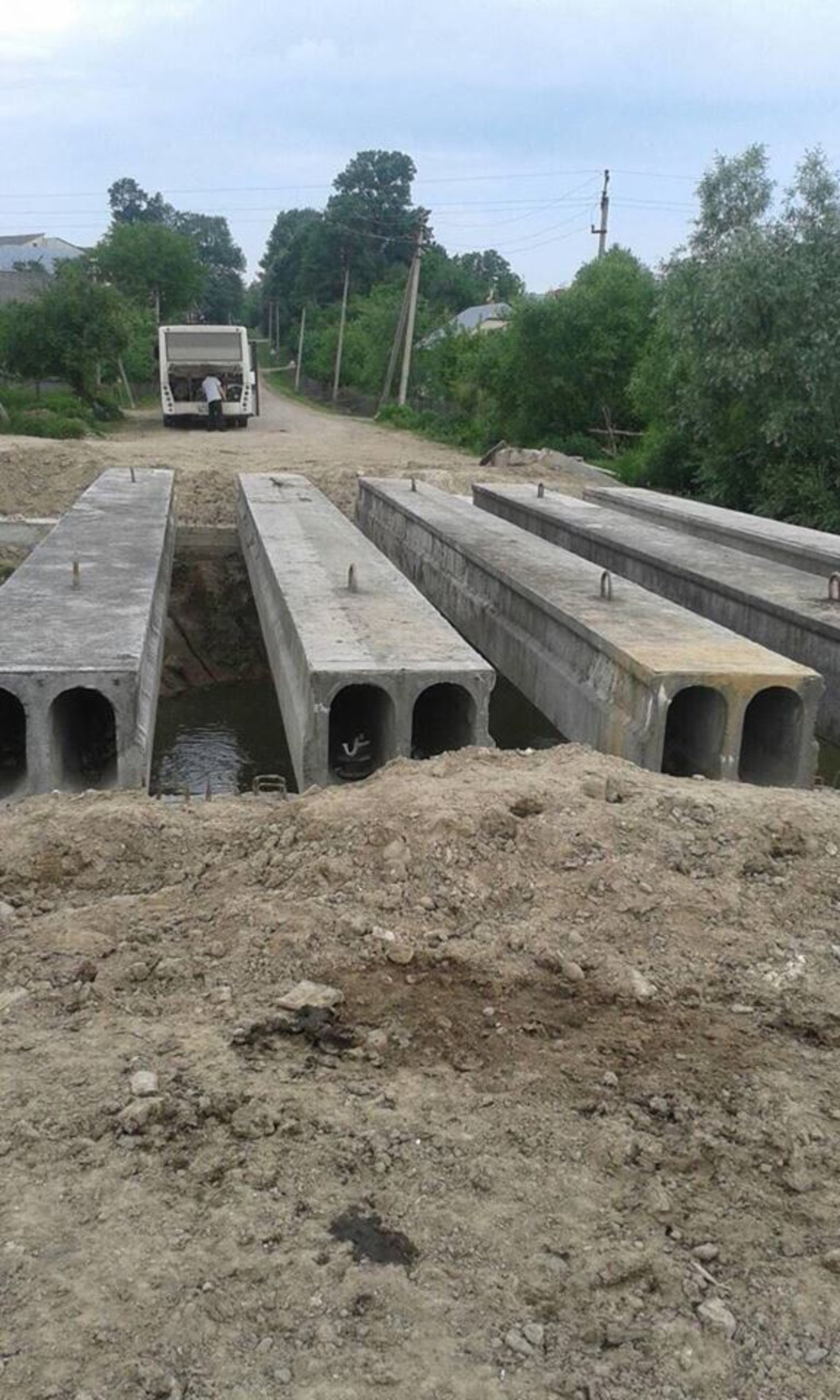 На Львівщині триває будівництво мостового переходу в с. Більче
