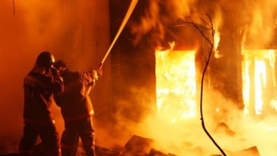 У передмісті Львова під час пожежі в особняку мало не згорів чоловік