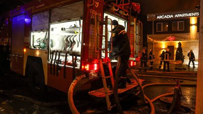 В Одесі горить триповерховий будинок: загинули двоє людей (ФОТО)
