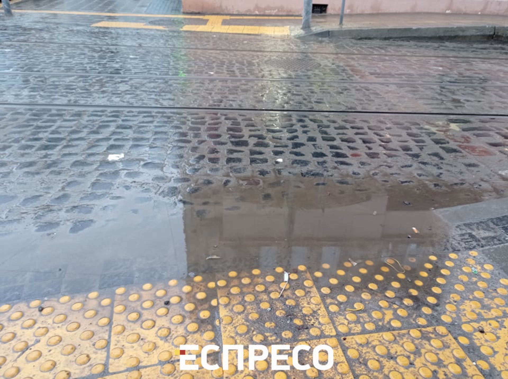 У Львові на вулиці Степана Бандери не зробили стоки води