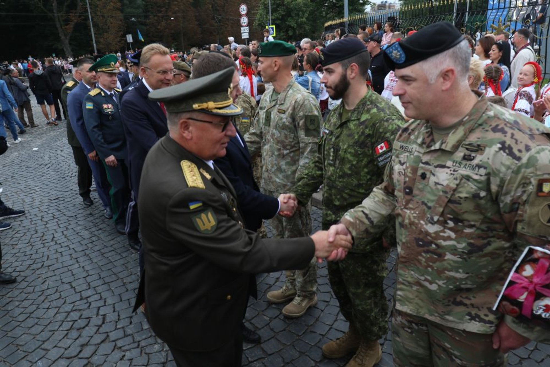 У Львові на найбільшому флагштоку за 12 млн грн урочисто підняли прапор України, фото ЛМР