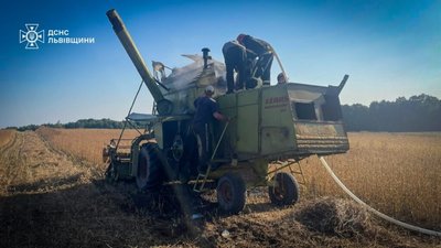 На Львівщині горів комбайн