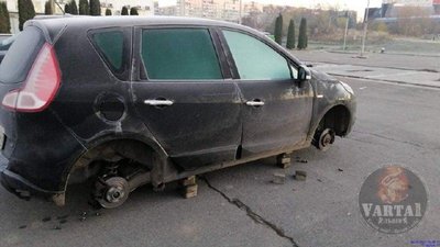 У Львові на вулиці Княгині Ольги з автомобіля викрали чотири титанові диски (ФОТО)