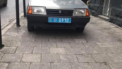 То є Львів:  службові автомобілі мають стоянки на тротуарах (ФОТО)