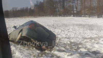 На Львівщині автомобіль злетів у кювет