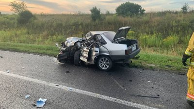На трасі "Київ - Чоп" розірвало автомобіль (ФОТО, ВІДЕО)