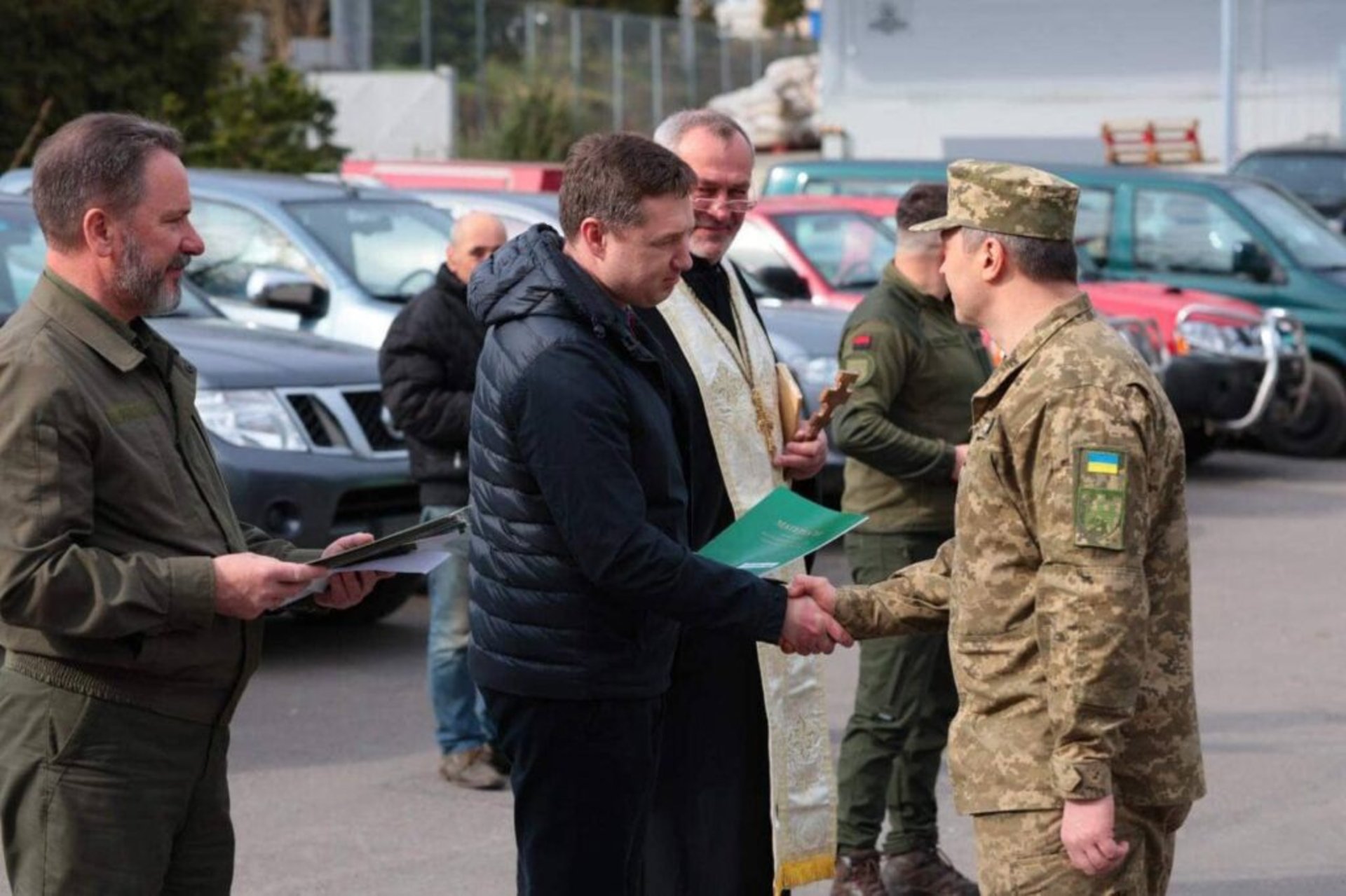 Львівщина передала для захисників 24 позашляховики та 20 генераторів