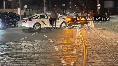 У Львові автомобіль поліції потрапив у ДТП