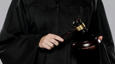 У Славуті судитимуть ухилянта, який відмовлявся від повістки й наїхав автівкою на дільничого