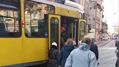 У Львові трамваї на зупинках почали відкривати тільки передні двері (ФОТО)